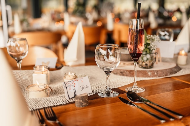 Salle décorée pour la cérémonie de mariage Banquet de mariage Les chaises et la table ronde pour les invités servies avec des fleurs de coutellerie