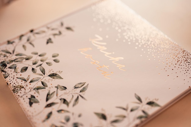 Photo salle décorée pour la cérémonie de mariage banquet de mariage les chaises et la table ronde pour les invités servies avec des fleurs de coutellerie