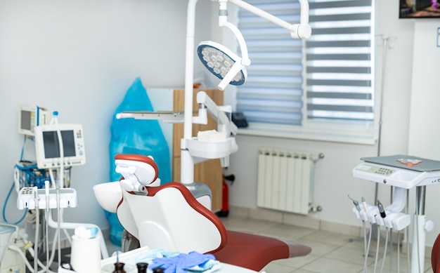 Salle de dentisterie stérile moderne Professionnel dentaire à l'intérieur des soins de santé