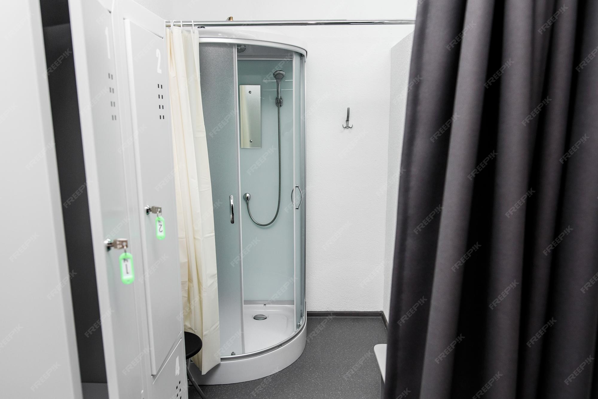 Salle de douche avec cabine et casiers dans la clinique de réadaptation de physiothérapie