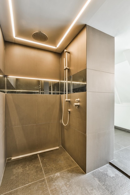 Salle de douche moderne à la maison