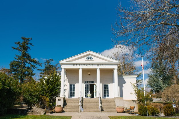 Salle du patrimoine par temps clair et ensoleillé au printemps