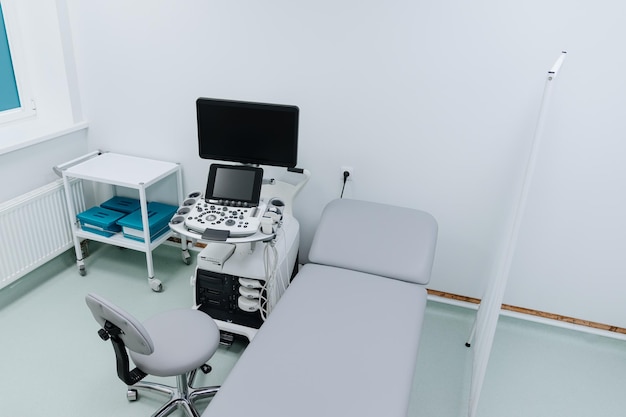 Salle d'échographie dans la clinique sans personne Équipement de diagnostic coûteux