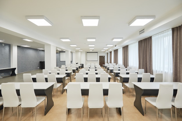 Salle d'étude moderne avec chaises blanches