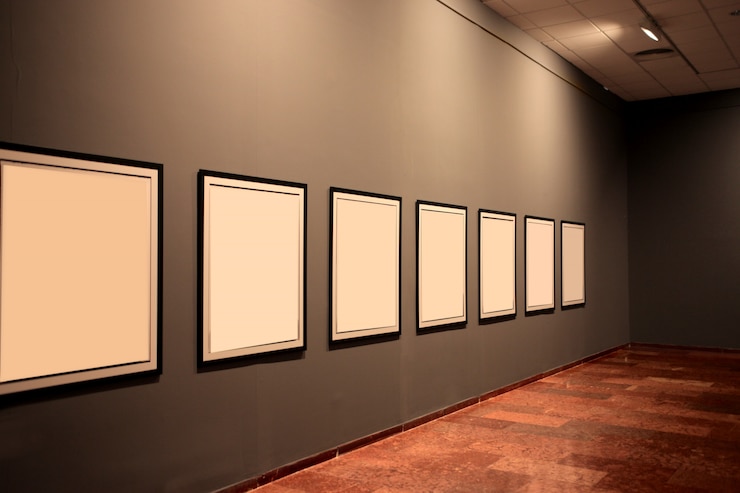 Photo salle d'exposition avec des cadres vides