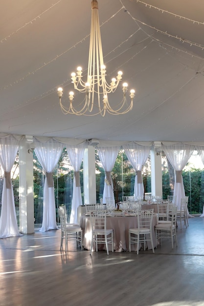 Salle de fête avec tables pour les mariages