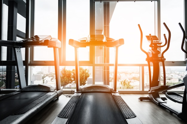 Salle de fitness avec les vélos de sport dedans