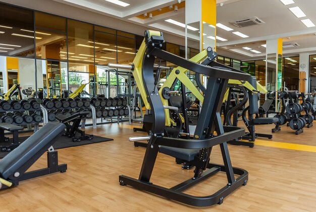 Salle de gym moderne et lumineuse. Équipement de sport dans la salle de gym sans personne. Appareil de fitness dans le hall