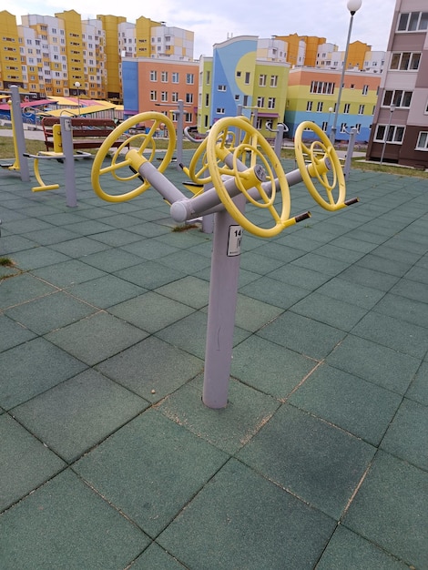 Une salle de gym avec des roues jaunes et une pancarte qui dit " j'adore ça "