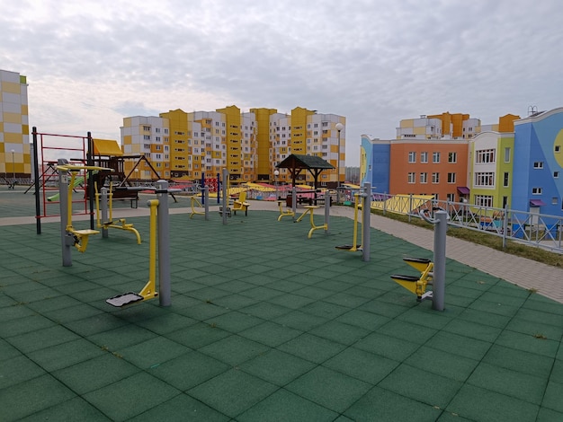 Une salle de gym avec un tapis jaune et un panneau bleu qui dit " gym ".