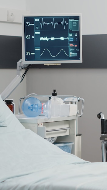 Salle d'hôpital vide avec moniteur de fréquence cardiaque et lit