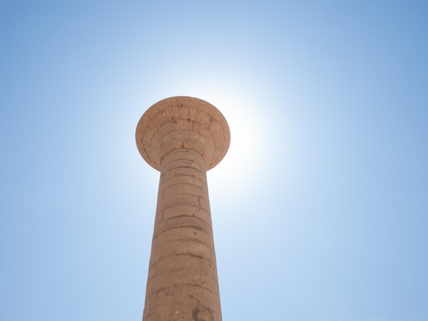 La salle hypostyle avec d'énormes colonnes du temple de Karnak à Thèbes dédiée à Amon