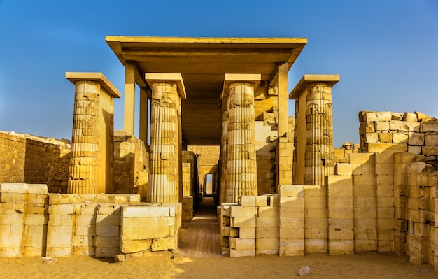 Photo salle hypostyle de la pyramide de zoser saqqara, egypte