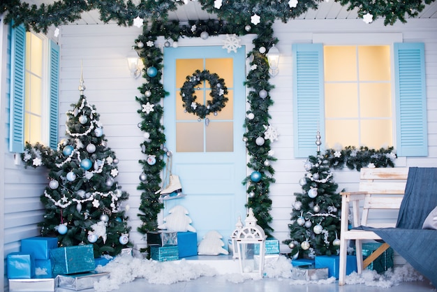 Salle intérieure décorée de Noël et du nouvel an avec des cadeaux et un arbre du nouvel an.