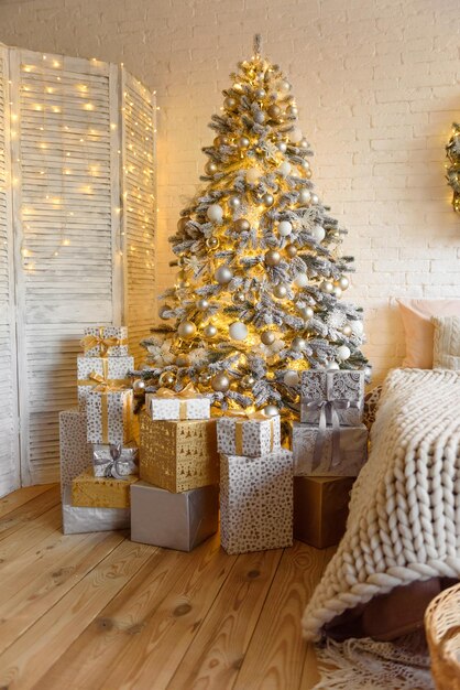 Salle intérieure décorée de Noël et du nouvel an avec des cadeaux et un arbre du nouvel an