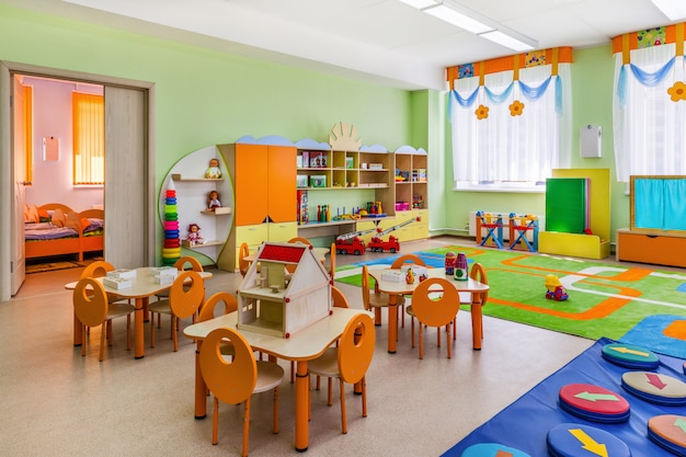 Salle de jeux colorée avec des jouets à la maternelle