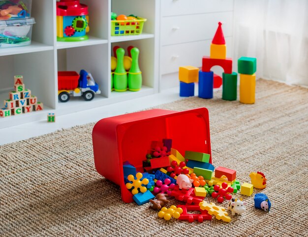 Salle de jeux pour enfants avec des jouets de blocs éducatifs colorés en plastique. Plancher de jeux pour la maternelle des enfants d'âge préscolaire. chambre d'enfant intérieure. Espace libre. maquette de fond