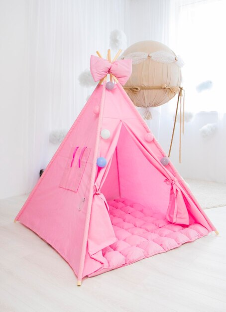 Salle de jeux avec Teepee Intérieur de chambre moderne avec tente de jeu pour enfant wigwam rose