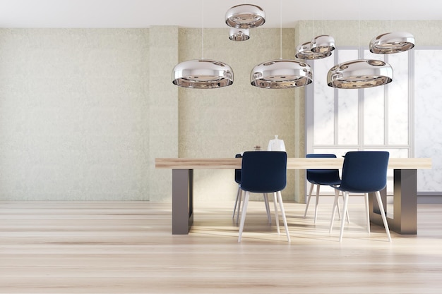 Salle à manger au mur de béton avec plancher de bois et fenêtre panoramique. Une longue table en bois avec des chaises bleues. maquette de rendu 3d