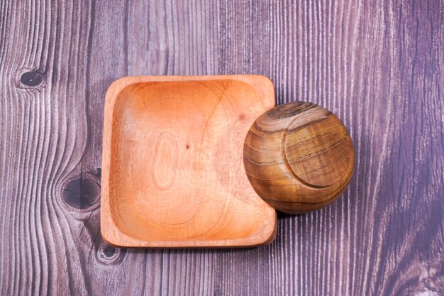 une salle à manger en bois brun avec diverses formes sur une table en bois