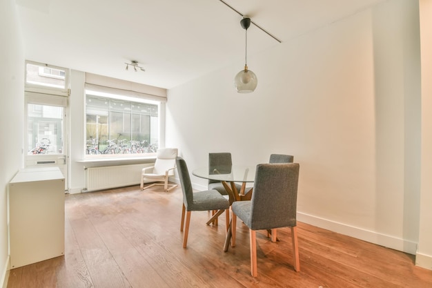 Salle à manger chaleureuse avec table ronde