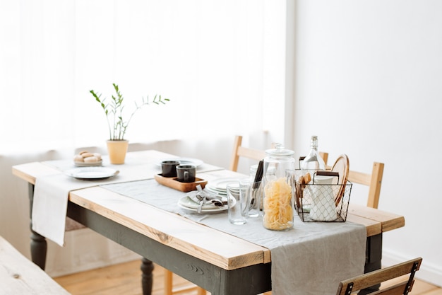 Salle à manger confortable avec une table à manger de style scandinave