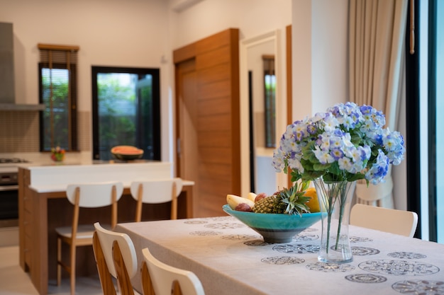 Salle à manger et cuisine à aire ouverte