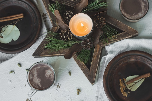 Salle à manger décorée de pommes de pin, de branches et de décorations de Noël dorées