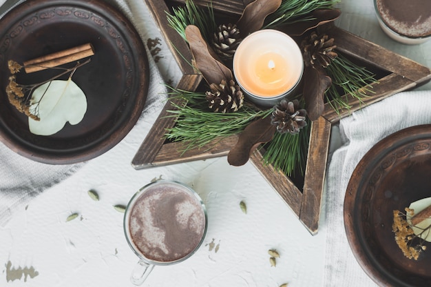 Salle à manger décorée de pommes de pin, de branches et de décorations de Noël dorées