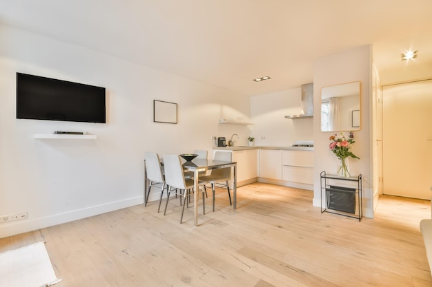 Salle à manger élégante et confortable avec une table