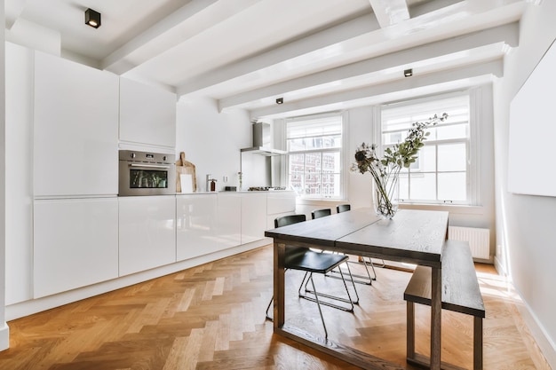 Salle à manger élégante avec un vase de fleurs