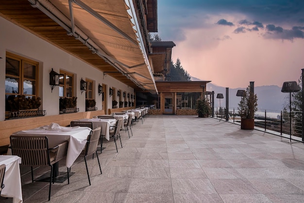 Salle à manger extérieure élégante dans une station de ski luxueuse contre le ciel au coucher du soleil
