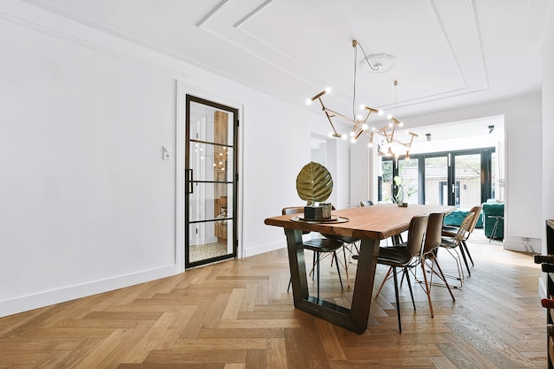 Salle à manger lumineuse avec table et chaises décoratives