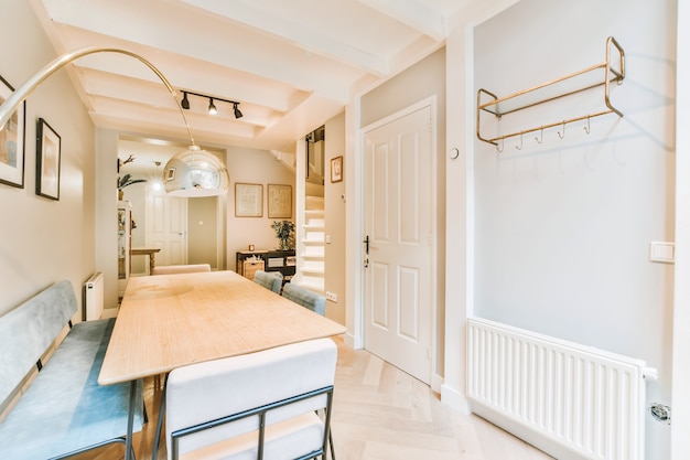 Salle à manger lumineuse avec table et chaises décoratives