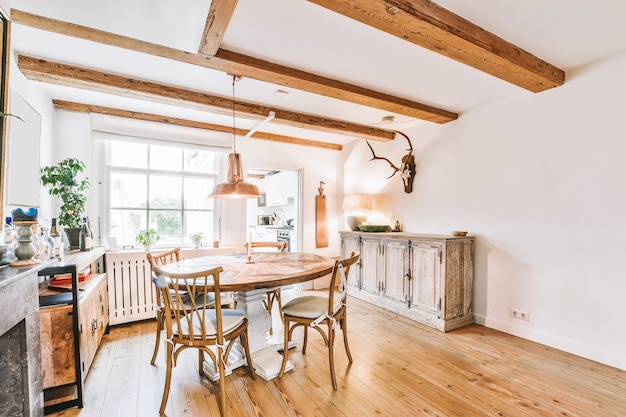 Salle à manger lumineuse avec table et chaises décoratives