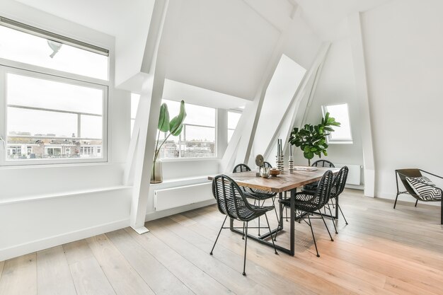 Salle à manger lumineuse avec table et chaises décoratives