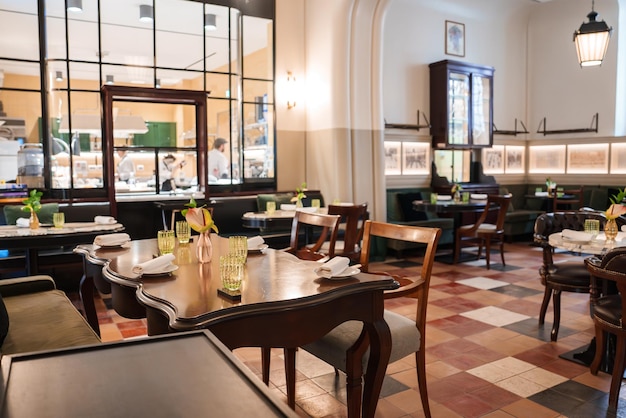 Salle à manger de luxe avec des tables en bois et de la vaisselle blanche à Rome