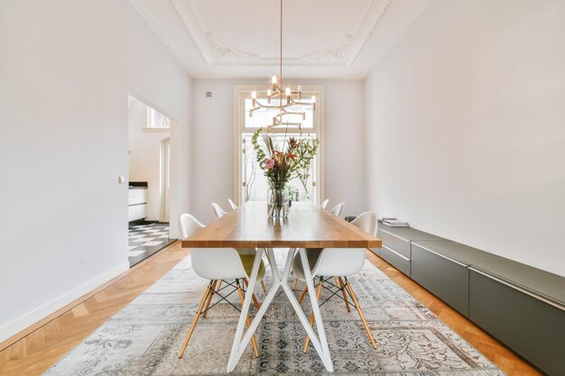 Salle à manger avec des meubles blancs dans un appartement moderne