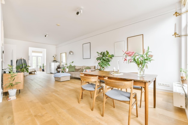 Salle à manger avec meubles en bois