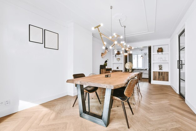 Salle à manger moderne dans une maison de luxe au design individuel