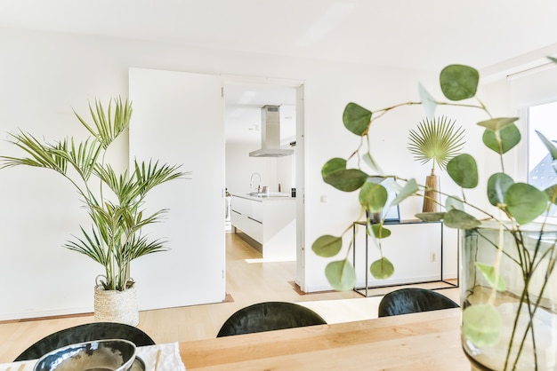 Salle à manger moderne dans une maison de luxe au design individuel