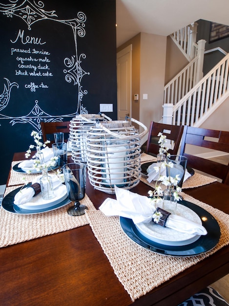 Salle à manger moderne avec table dressée pour un dîner en famille.