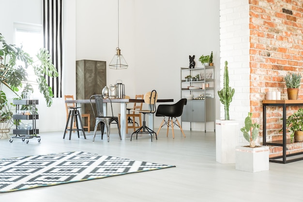 Salle à manger avec mur de briques