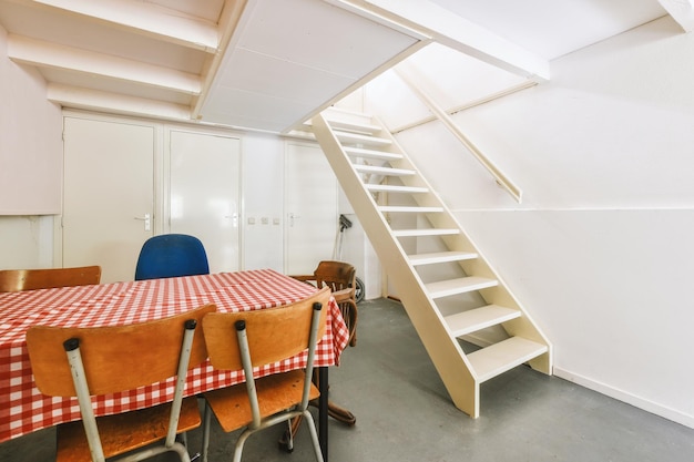 Salle à manger spacieuse dans un appartement contemporain