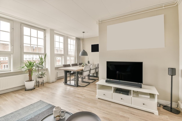 Une salle à manger avec une table en bois à côté d'une fenêtre lumineuse dans une maison confortable