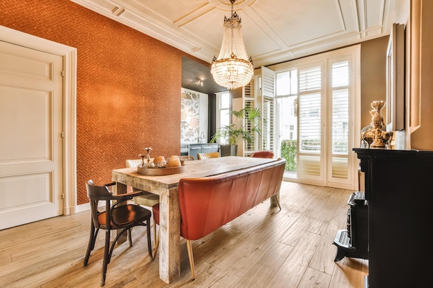 Une salle à manger avec une table et une chaise en cuir