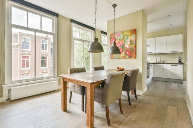 Une salle à manger avec table et chaises en bois et