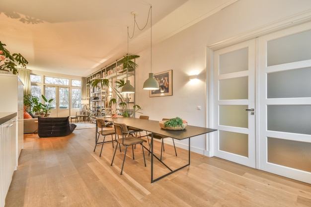 Une salle à manger avec une table et des chaises et un