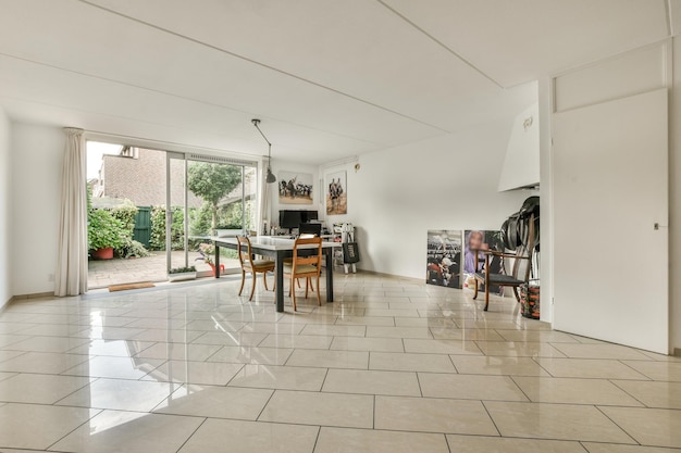 Une salle à manger avec une table et une grande fenêtre