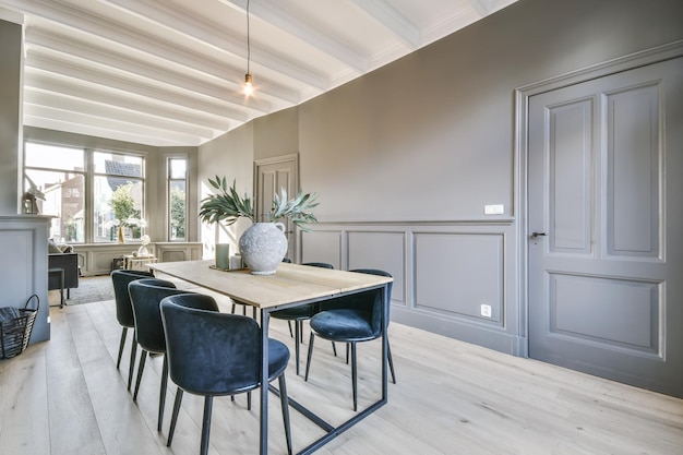 Salle à manger avec table en velours bleu